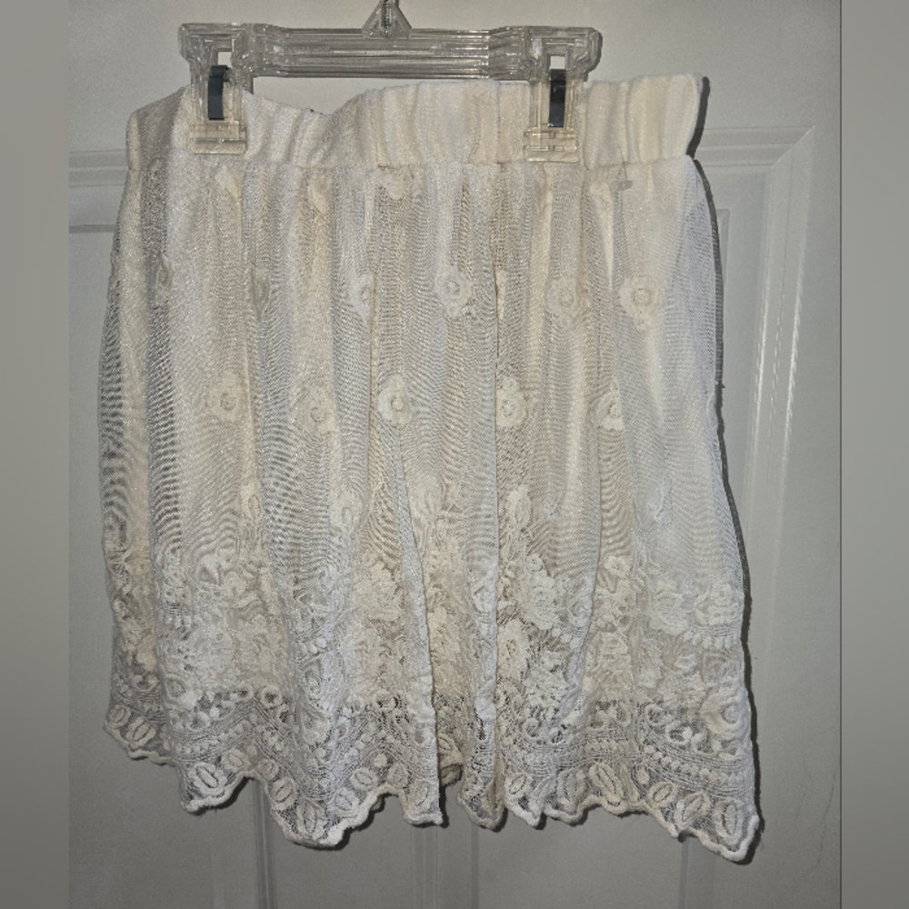Forever 21 EUC Elegant Lace Skirt. Size S